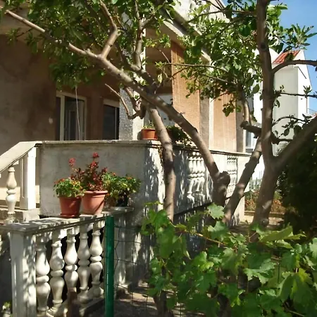 Apartment Ruhiges Mit Terrasse In Strandnaehe Zadar