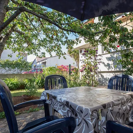 Ruhiges Mit Terrasse In Strandnaehe Zadar